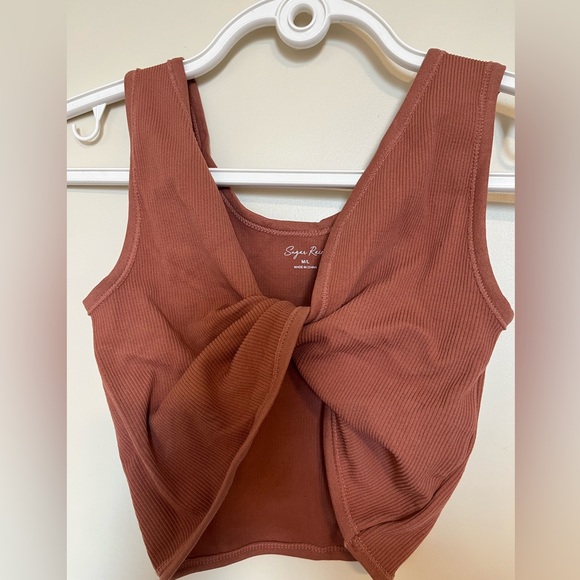 Reversible Twisted -Hem, Cropped Tank Top - Picture 5 of 8